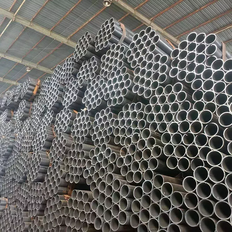 Црна кружна цев са равним прорезом