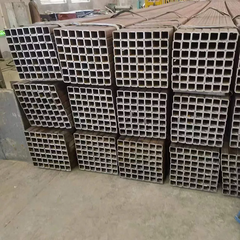 Дебела црна правоугаона цев