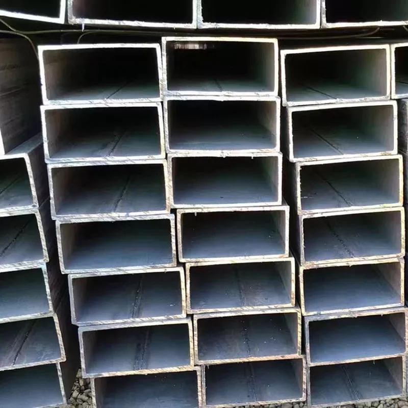 Црна правоугаона цев танких зидова